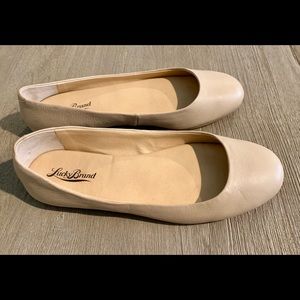 Lucky nude flats